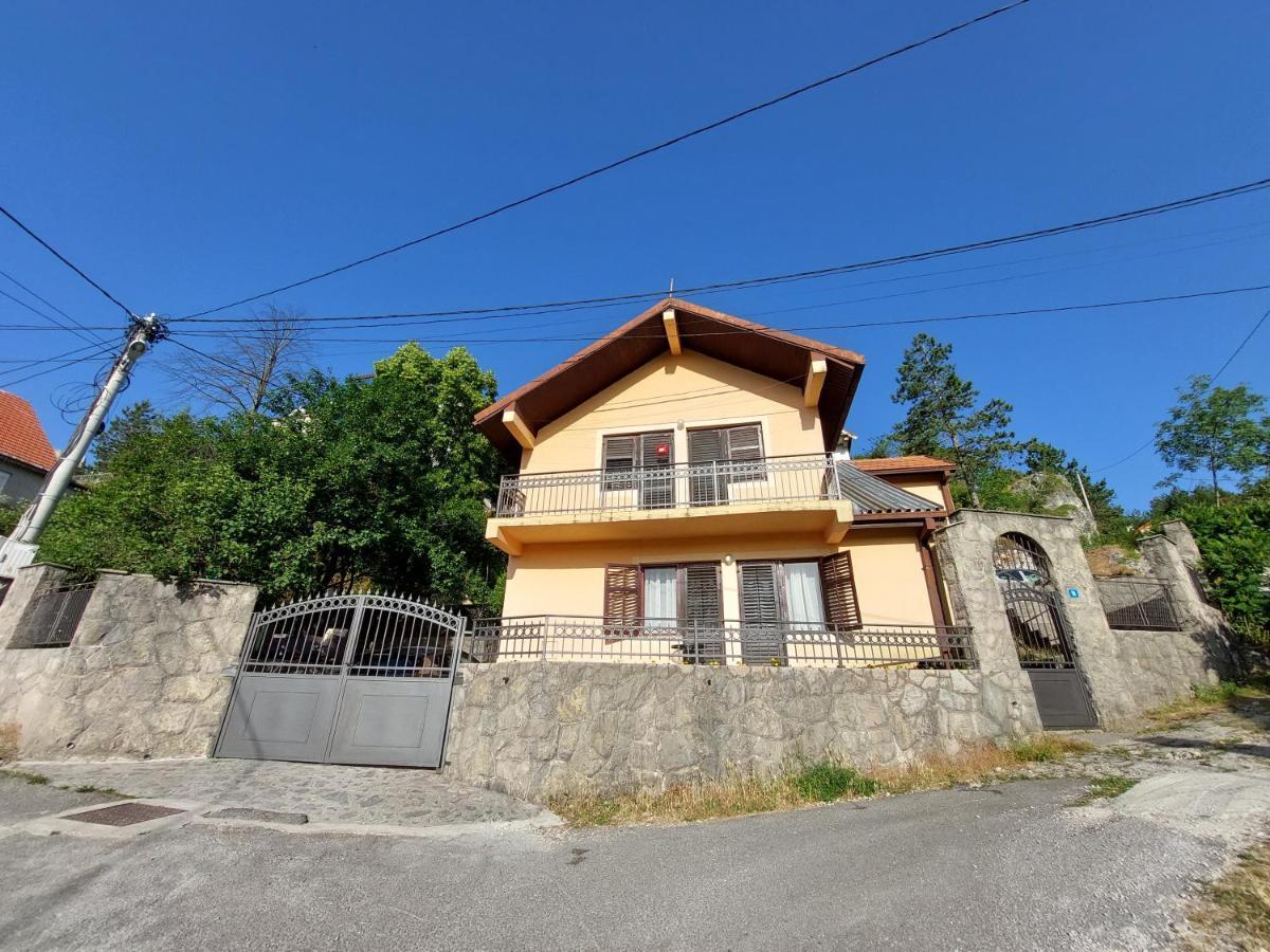 Holiday Home Milanovic 采蒂涅 外观 照片