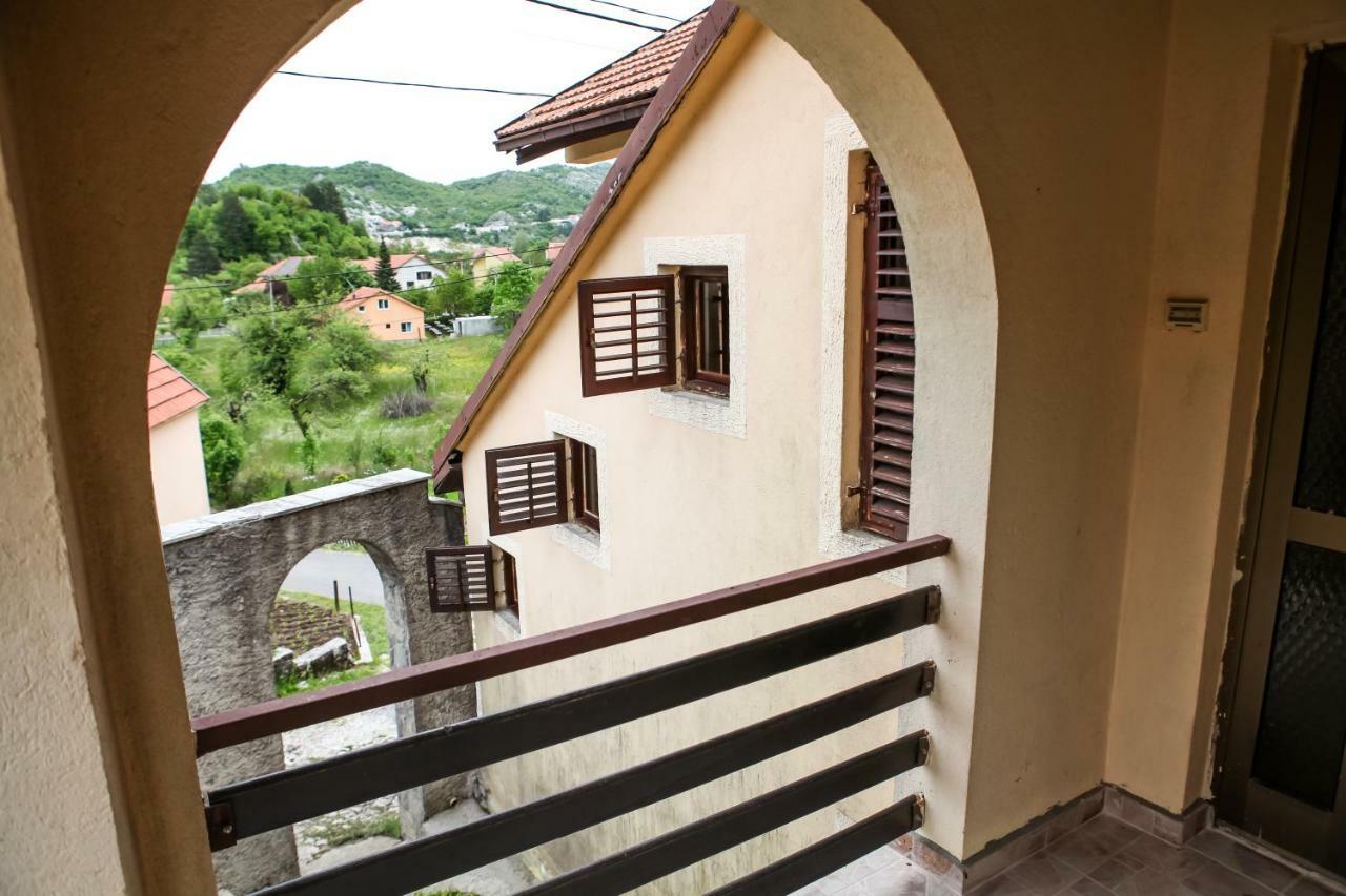 Holiday Home Milanovic 采蒂涅 外观 照片